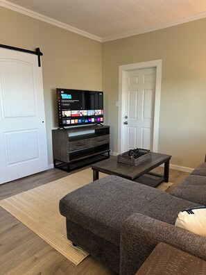 TV - Lovely 1-bedroom apartment in Oak Harbor perfect for your getaway (Oak Harbor)