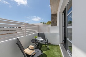 Outdoor dining - Junior Suite Amanecer with Private Pool, Private Terrace and Wi-Fi (Macher)