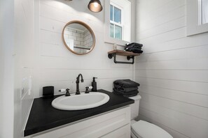 Bathroom - Row Home - Standard Cabin K (Dripping Springs)