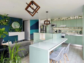 Fridge, microwave, oven, stovetop - Green view for plant lovers in Condesa (Mexico City)