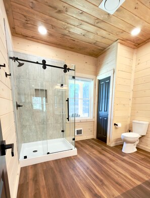 Een douche, een haardroger, handdoeken