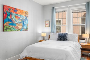 1 slaapkamer, een bureau, een strijkplank/strijkijzer, wifi