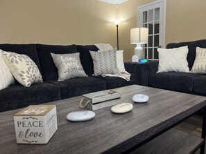 Living area - Boutique Calm Retreat 3-Bedroom House located on a Central Peaceful Zone (Dothan)