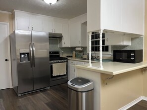 Private kitchen - Boutique Calm Retreat 3-Bedroom House located on a Central Peaceful Zone (Dothan)
