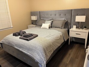3 bedrooms, iron/ironing board, WiFi, bed sheets - Boutique Calm Retreat 3-Bedroom House located on a Central Peaceful Zone (Dothan)