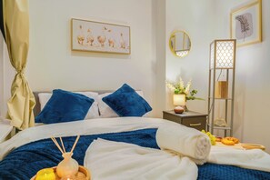 2 bedrooms, iron/ironing board, WiFi, bed sheets - 2 Bedroom Central luxury Apartment Kensington 3 Mins to station (London)