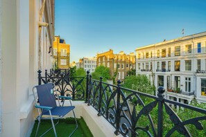 Property grounds - 2 Bedroom Central luxury Apartment Kensington 3 Mins to station (London)