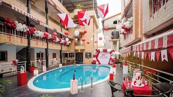 Chambre Confort, balcon, vue ville | Piscine