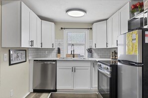 Wasserkocher mit Kaffee-/Teezubehör, Kühlschrank, Mikrowelle, Herdplatte