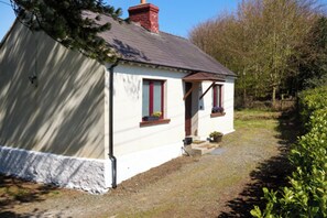 Exterior - Hug Cottage - Sleeps 2garden, Fireplace, Parking (Cavan)