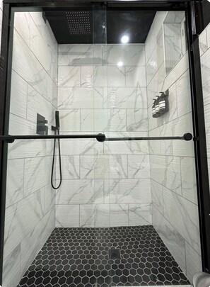 Dusche, Haartrockner, Handtücher, Seife