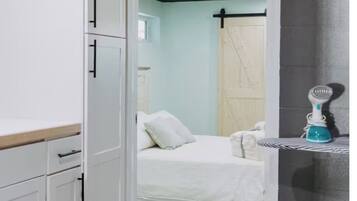 1 habitación, tabla de planchar con plancha, wifi y ropa de cama