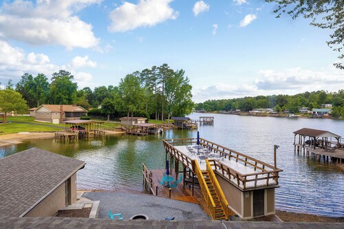 Lakefront on quiet cove at Badin Lake, Bear Necessities. Sleeps 10