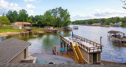 Lakefront on quiet cove at Badin Lake, Bear Necessities. Sleeps 10