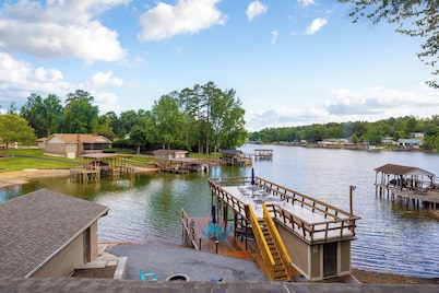 Lakefront on quiet cove at Badin Lake, Bear Necessities. Sleeps 10