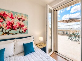 Cortinas blackout, tabla de planchar con plancha y wifi gratis 