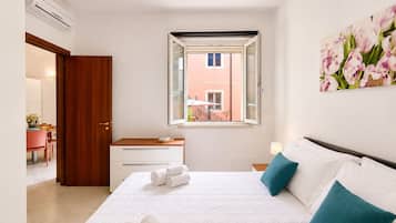 Casa, 2 camere da letto, patio | Tende oscuranti, ferro/asse da stiro, Wi-Fi gratuito