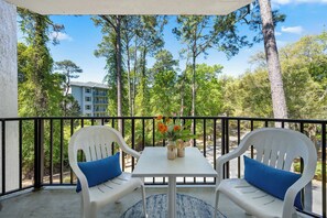 Outdoor dining - Renovated 2BR Condo Walk to Beach Pool Decks (Hilton Head Island)