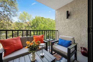 Property grounds - Renovated 2BR Condo Walk to Beach Pool Decks (Hilton Head Island)