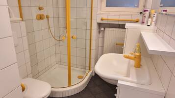 Dusche, Haartrockner, Handtücher, Seife