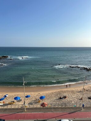 A beach with umbrellas, a sandy shore, and the ocean. - Sand, Sun and Sea - Apart-Service Ondina / Salvador (Salvador)
