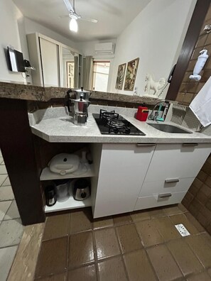 Fridge, microwave, stovetop, coffee/tea maker - Sand, Sun and Sea - Apart-Service Ondina / Salvador (Salvador)
