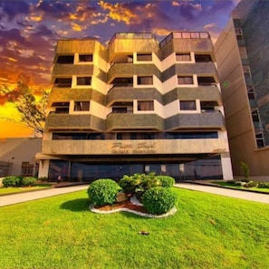 A multi-story building with a flat roof and a central entrance. - Sand, Sun and Sea - Apart-Service Ondina / Salvador (Salvador)