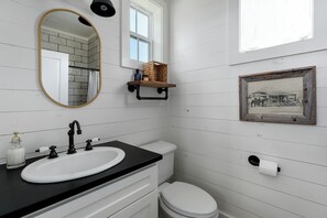 Bathroom - Row Home - Standard Cabin M (Dripping Springs)