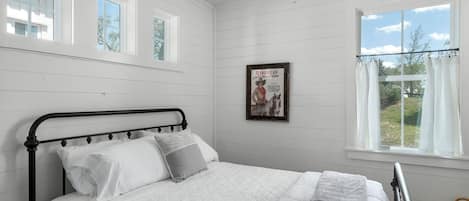 1 habitación, tabla de planchar con plancha y cuna de viaje