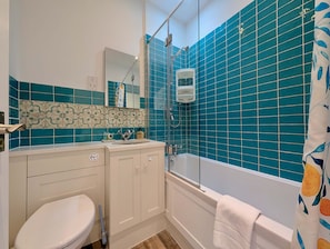 Hair dryer, towels - Charming 2 bed house in Pinner (Pinner)
