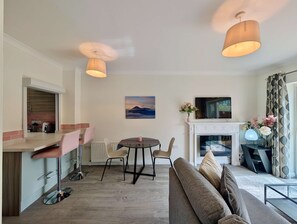 TV, offices - Charming 2 bed house in Pinner (Pinner)