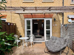Outdoor dining - Charming 2 bed house in Pinner (Pinner)
