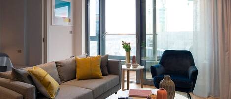 Télévision, livres, espaces bureaux