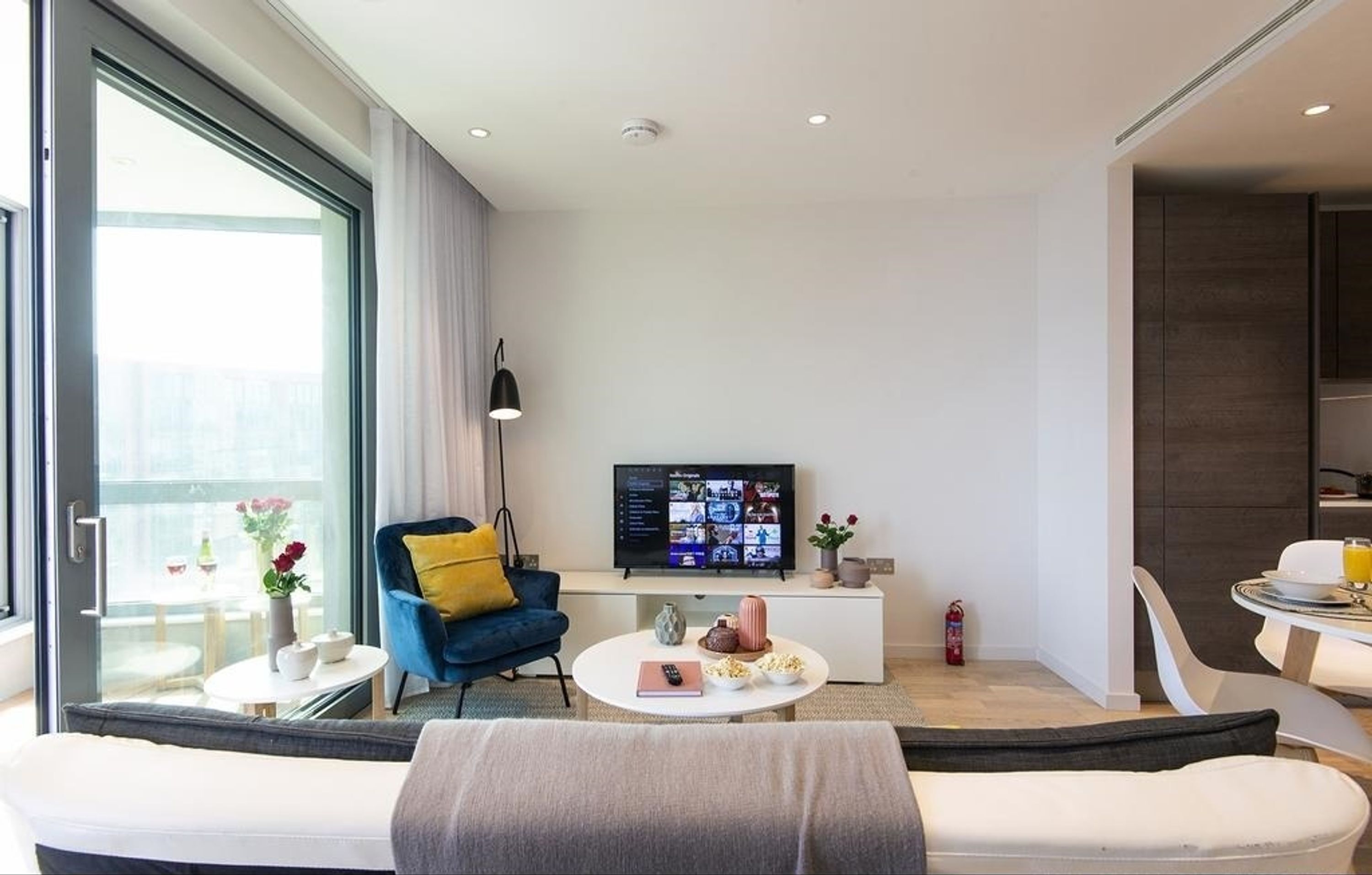 Fernseher, Bücher, Arbeitsbereiche