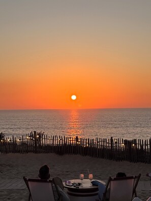 Outdoor dining - Vrbo Property (Lit-et-Mixe)