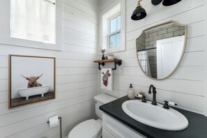 Bathroom - Row Home - Standard Cabin O (Dripping Springs)