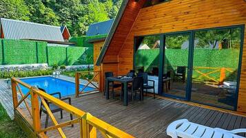 Deluxe Bungalow, Pool View | Outdoor dining
