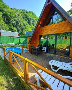 Deluxe-bungalow, näköala uima-altaalle | Ulkoruokailutilat