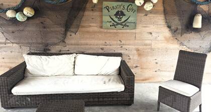 Capn's Corner--1 BR, 1 Bath, Garage, Close to Beach, Dogs OK!
