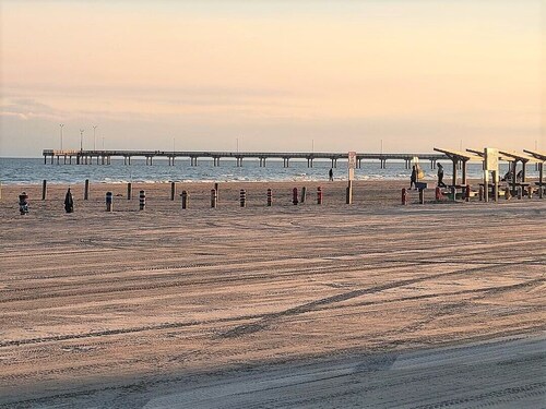 Capn's Corner--1 BR, 1 Bath, Garage, Close to Beach, Dogs OK!