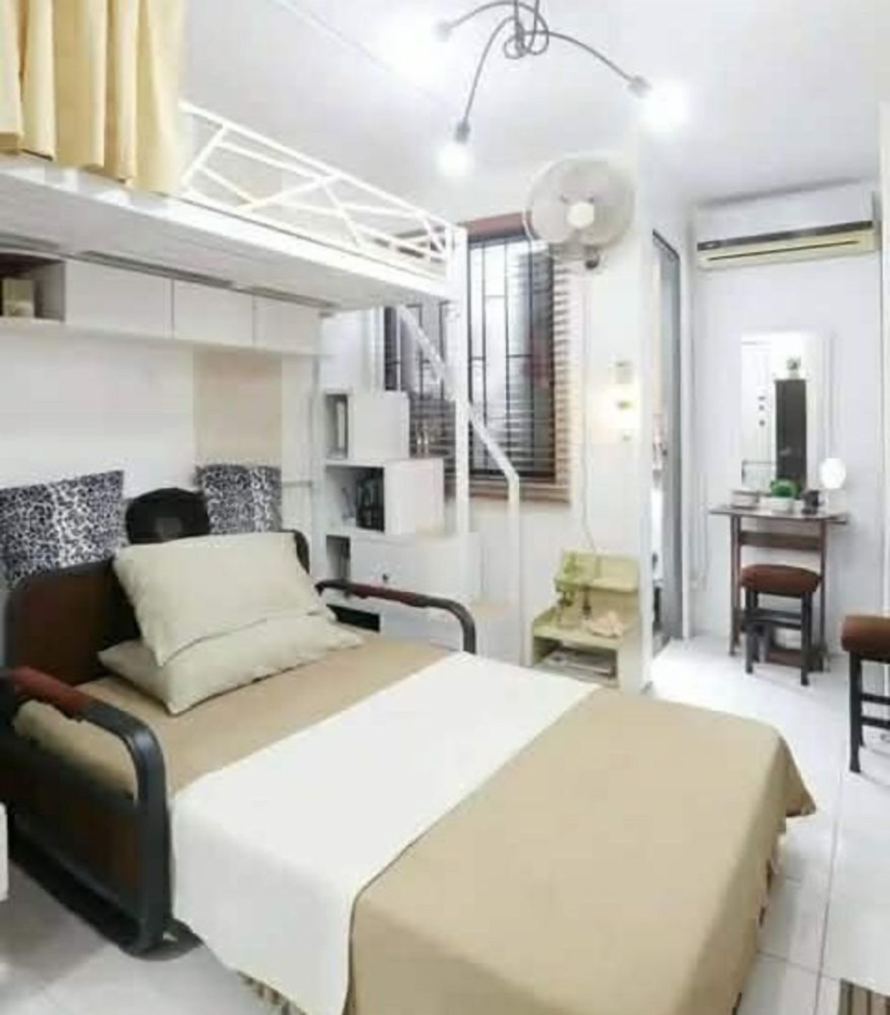 Iron/ironing board, bed sheets