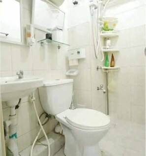Shower, bidet, towels - One Metropolitan Place (Pasay City)