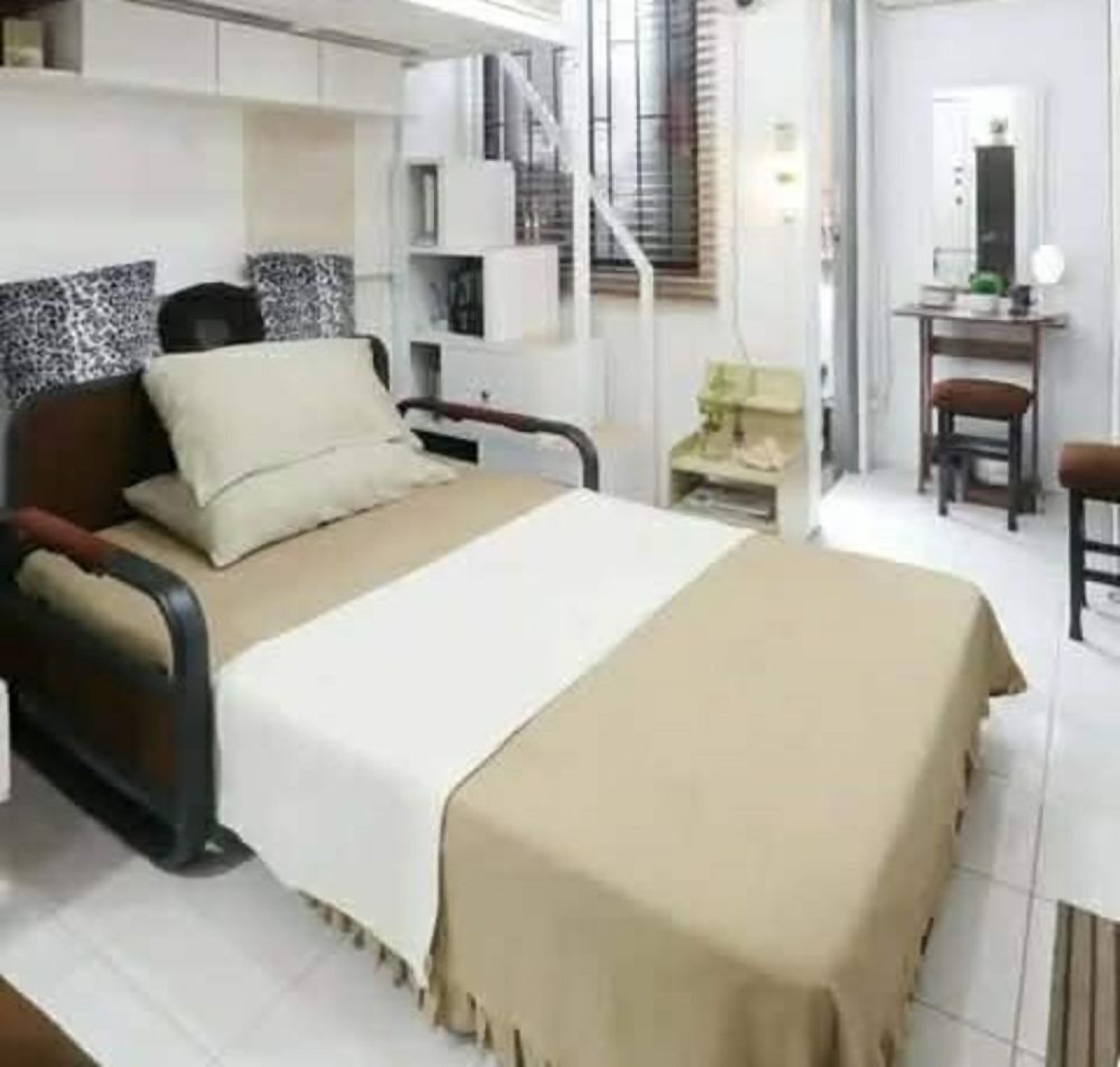 Iron/ironing board, bed sheets