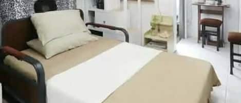 Iron/ironing board, bed sheets