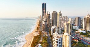 Beach nearby - Level 36 Sky 1BR Ocean View Apt (Surfers Paradise)