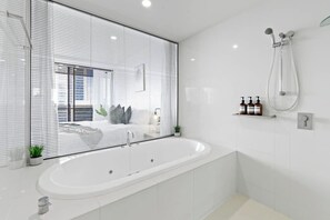 Shower, hair dryer, shampoo - Level 36 Sky 1BR Ocean View Apt (Surfers Paradise)