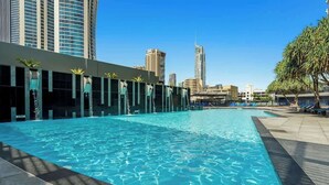 Una piscina con un paisaje urbano al fondo.