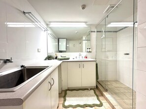 Shower, hair dryer, shampoo - High-Floor 2BR Ocean View Escape (Surfers Paradise)