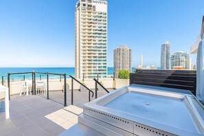 Outdoor spa tub - High-Floor 2BR Ocean View Escape (Surfers Paradise)