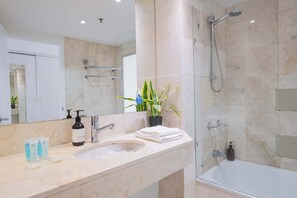 Shower, hair dryer, shampoo - Ocean front Studio with 2 Beds (Surfers Paradise)